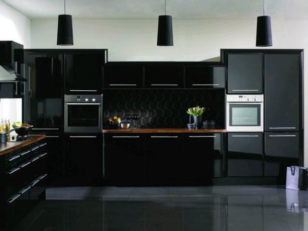 Czarny kolor we wnętrzu kuchni - urok szyku