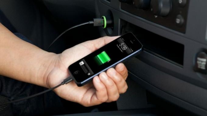 Dlaczego ładowanie telefonu komórkowego w samochodzie jest bardzo niebezpieczne?