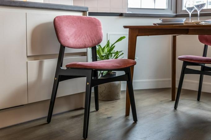 Pomieścić stół zaprosić cztery krzesła wykonane ze sklejki brzozowej pokrytej emalią odporną na wilgoć, z oparciami foteli tapicerowanych oraz bogaty w różowym odcieniu.