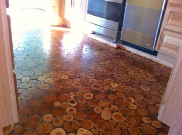 Podłoga wykonana z drewnianych pierścieni.