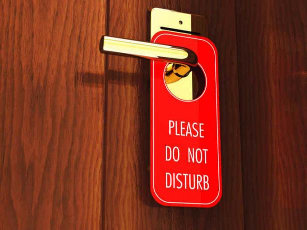 Hang zakazujące znak na drzwiach. / Zdjęcie: images.huffingtonpost.com. 