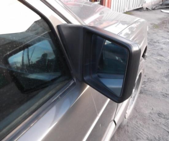 Short „kikut” z prawej lustrem na Mercedes-Benz Klasy E. | Zdjęcie: drive2.ru.