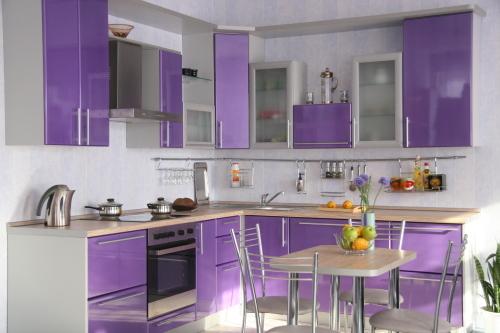 Delikatna liliowa kolorystyka we wnętrzu kuchni stwarza poczucie przytulności i wprowadza spokój