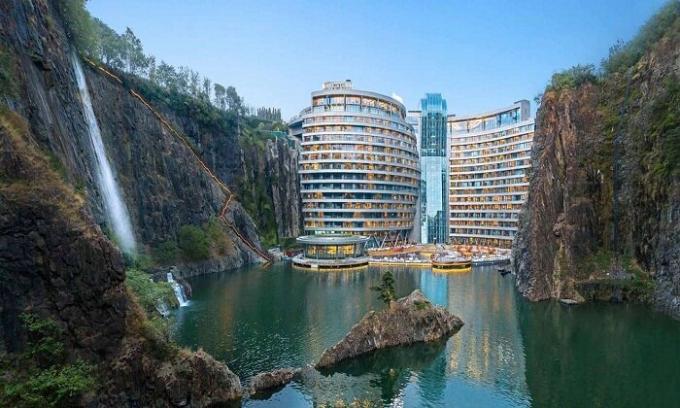 Otwarty podziemny hotelu InterContinental w pobliżu Songjiang Szanghaju (Chiny).