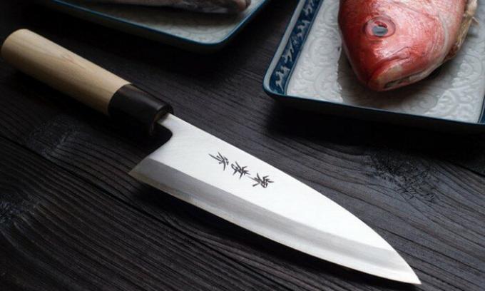 Japończycy wykazały bardzo oryginalny sposób, aby szybko naostrzyć noże bez specjalnego kamienia