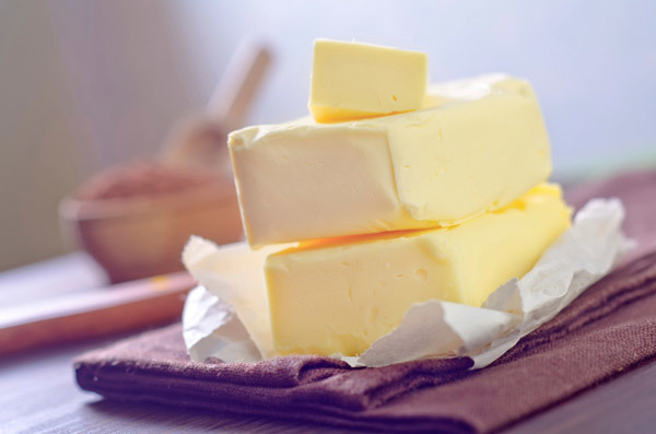 Jak przechowywać masło w lodówce: okres trwałości produktu, czy mrozi, wideo i zdjęcie