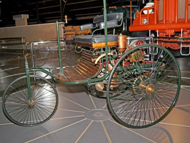 Ekspozycja muzeum - pierwszy na świecie samochód Benz Patent-Motorwagen, 1885