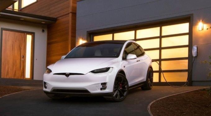 Tesla Model X 2016. Zdjęcie: cheatsheet.com.