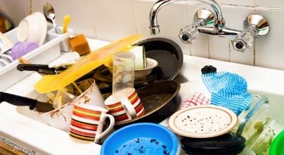 Zlew zaniedbanej gospodyni jest zawsze zaśmiecony brudnymi naczyniami, tak jak na tym zdjęciu.