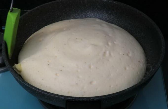 Po - dodać kawałki masła na patelni i smażyć jeszcze przez minutę omletu bez pokrywy.