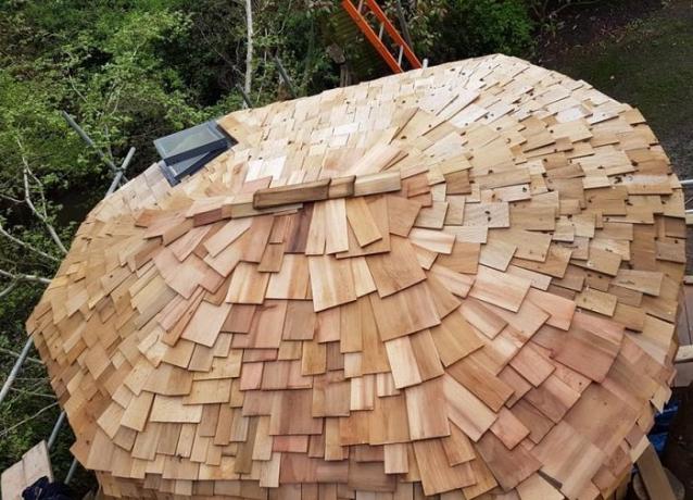 Dach wykonany jest z drewna.