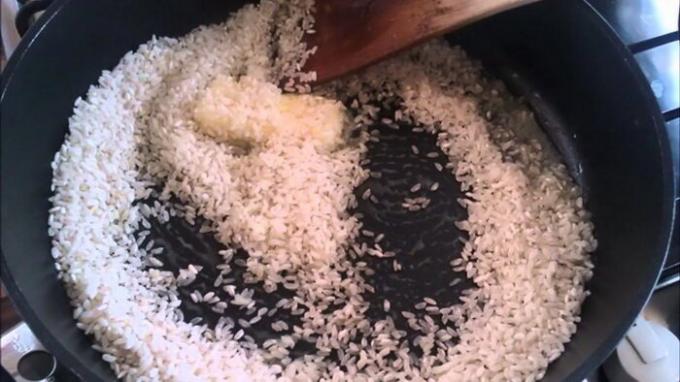 Ryż przed gotowaniem może być smażone na patelni lub na patelni.