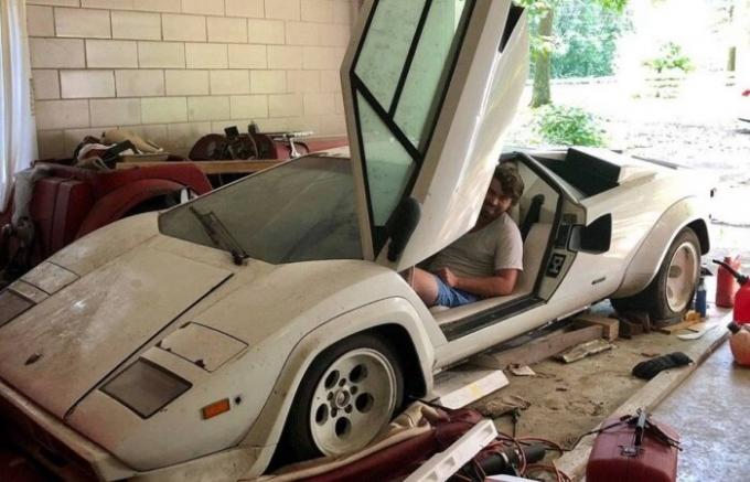 Wnuk został usunięty w garażu jego babki i znalazł Lamborghini Countach