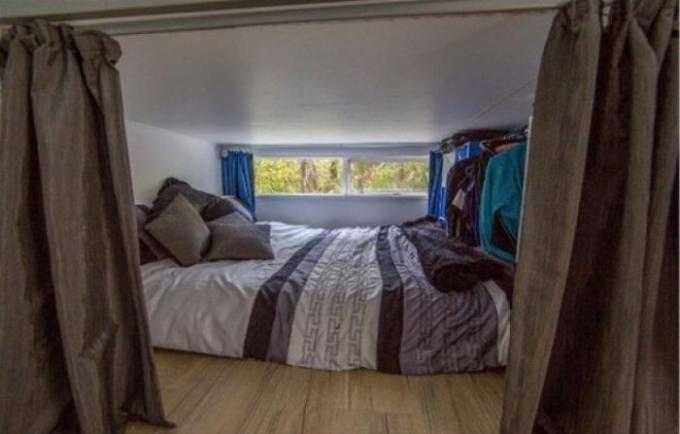 Mini-sypialnia z dużym łóżkiem.