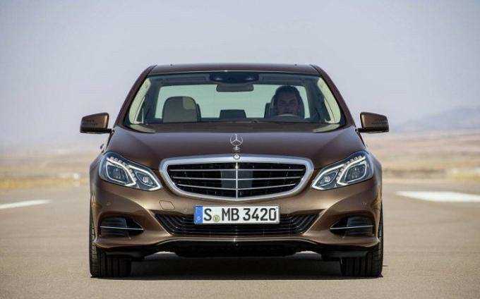 Niemiecka firma-klasa sedan Mercedes-Benz Klasy E w 2014 roku. | Zdjęcie: cheatsheet.com.