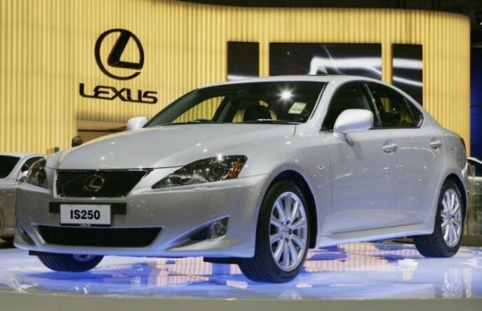 Lexus IS samochody są związane z luksusu i niezawodności. | Zdjęcie: cheatsheet.com.