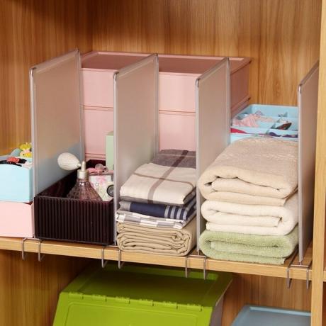 Separatory pomaga tworzyć schludny stos ubrań, szalików, ręczniki. / Zdjęcie: gdeo.ru
