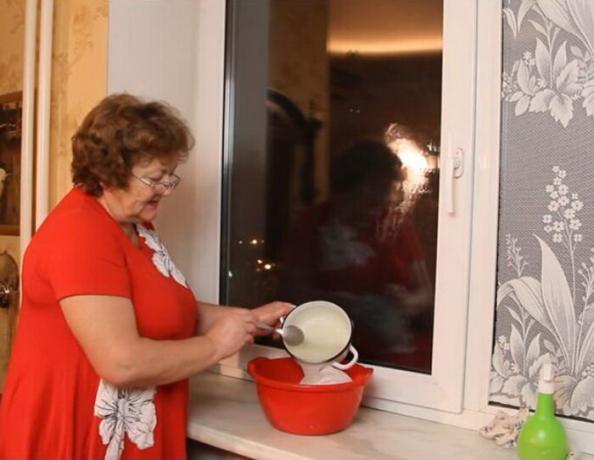 Aby wkleić tiul w oknie, należy najpierw namoczyć skrobi.