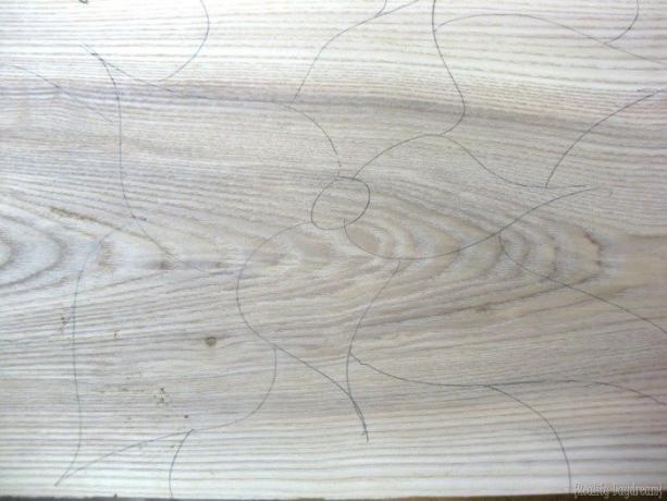 Figura nanosi się na przygotowane powierzchnie drewniane.