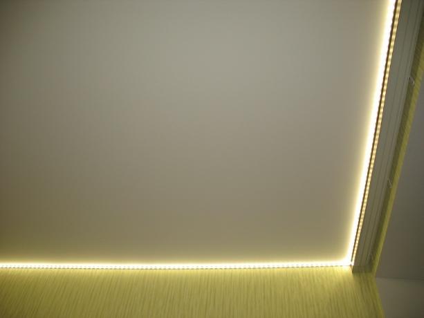 Oświetlenie w kuchni za pomocą taśmy LED: jak to zrobić samodzielnie, instrukcje, zdjęcia, ceny i samouczki wideo