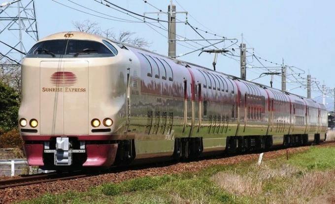 pociąg nocny z długodystansowych samochodów piętrowych spania (Japonia).