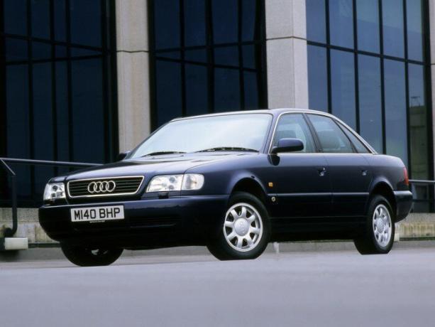 Audi A6 nie może pochwalić charyzmy co Mercedes-Benz W124 i BMW E34, ale to kolejny solidny niemiecki samochód z lat 90-tych. | Zdjęcie: autoevolution.com.