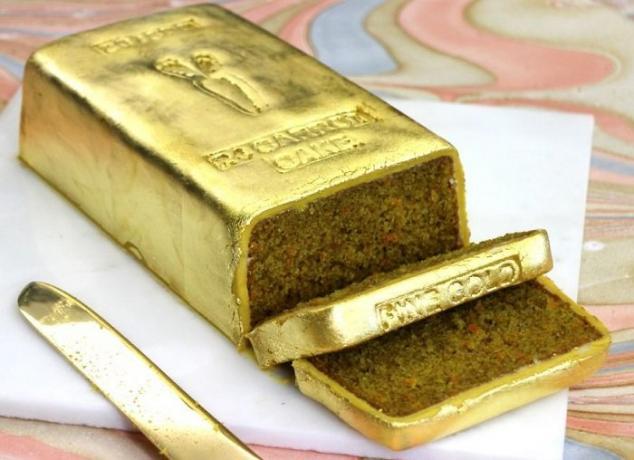 Ciasto z marchwi w postaci sztabki złota.