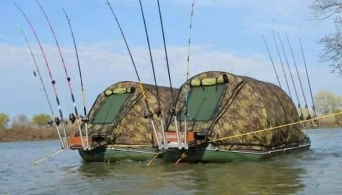 Namioty na wodzie.