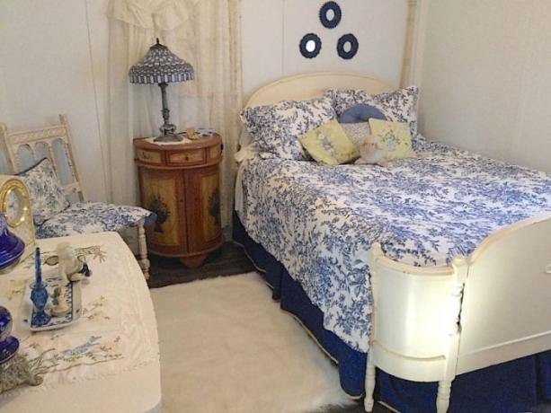 Przytulna sypialnia retro w kolorze białym i niebieskim.
