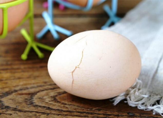 Jak ugotować pęknięte jajko.