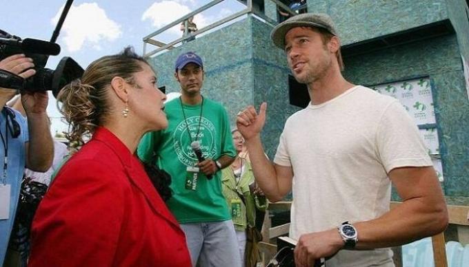 Brad Pitt rozmawia z ludźmi w terenie i dziennikarzy.