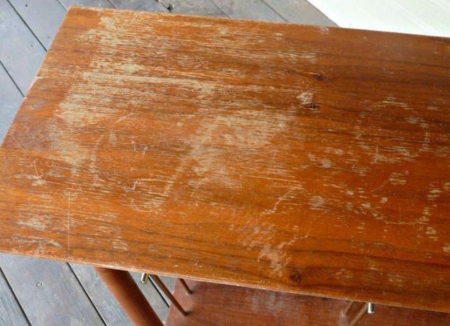 Jak usunąć rysy na meble z drewna i skóry