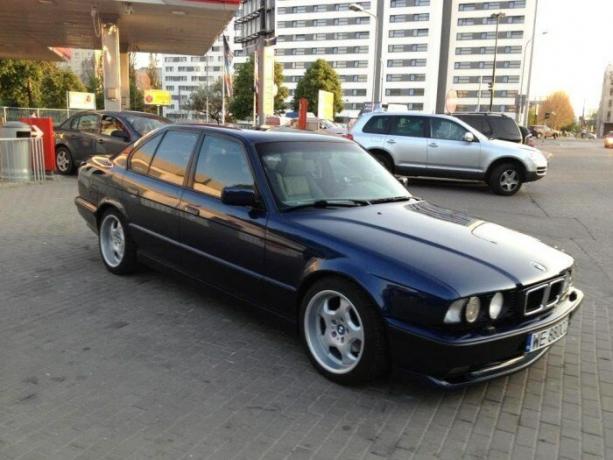 BMW serii 5 jest uważany za „standard” samochód dla gangsterów z lat 90-tych. | Zdjęcie: youtube.com. reklama