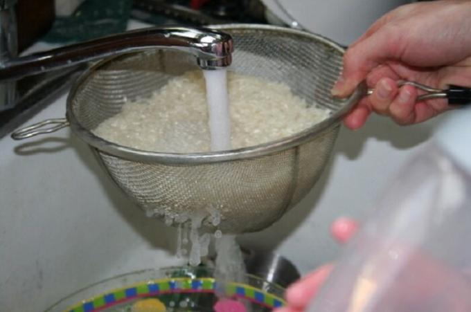 Umyć ryż w durszlak wygodną bieżącą wodą.