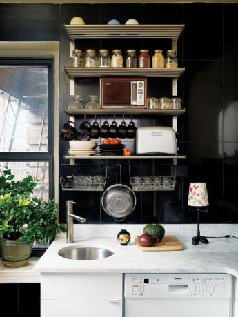 Czarne wnętrze kuchni w małych mieszkaniach