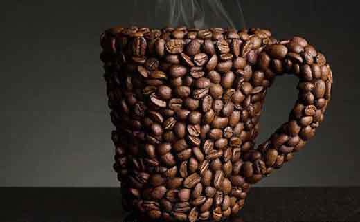 Ziarna kawy jako element wystroju filiżanki