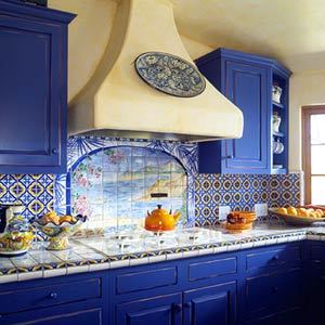 Zdjęcie niebieskiej kuchni na tle jasnych ścian