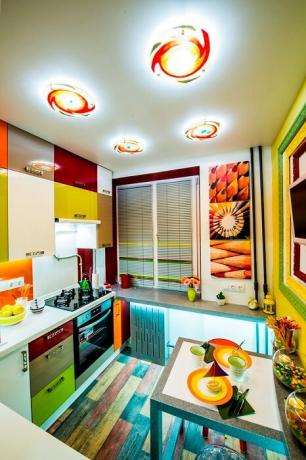 Wiele jasnych kolorów we wnętrzu kuchni.