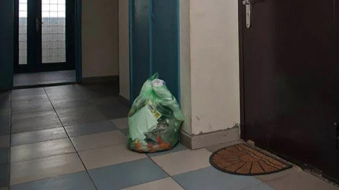 Umnichka żona odsadzonych sąsiedzi stoją worek śmieci do wspólnego korytarza, teraz odpady nie pachnie!