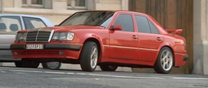 Mercedes-Benz E 500 1992 zagrała w filmie "Taxi". | Zdjęcie: imcdb.org.