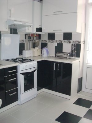 Czarno-biała podłoga w kuchni z wzorem szachownicy