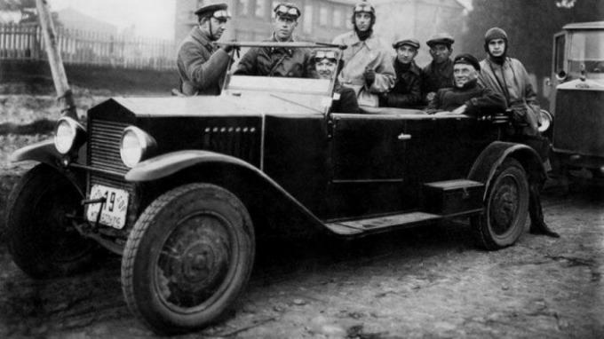 Samochód był luksusowy przed wojną.