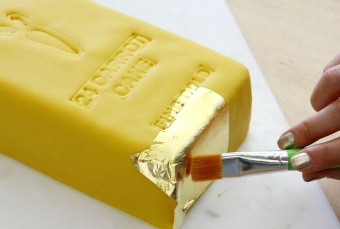 Wytwarzanie marchwi ciasto z dodatkiem złotem.