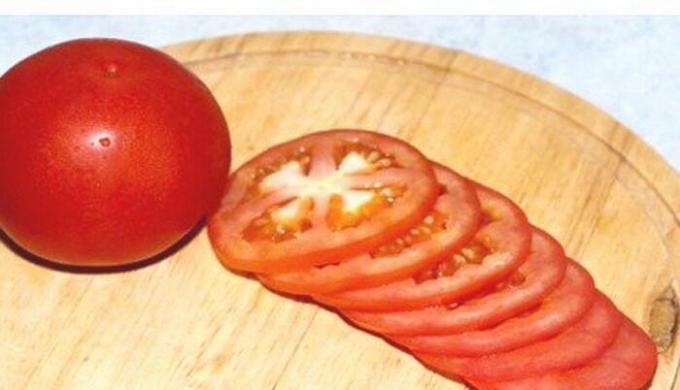 Pomidory pokroić w plastry.