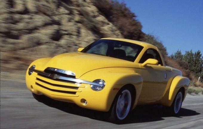 Pickup-kabriolet Chevrolet SSR wydał krótki okres, od 2003 do 2006 roku. | Zdjęcie: cheatsheet.com.