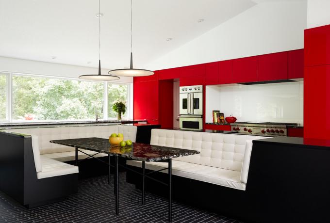 Biało-czerwona kuchnia w prywatnym domu