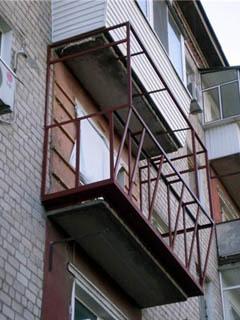 Przeszklenie i ocieplenie balkonu oprzeć na ościeżnicy narożnej.