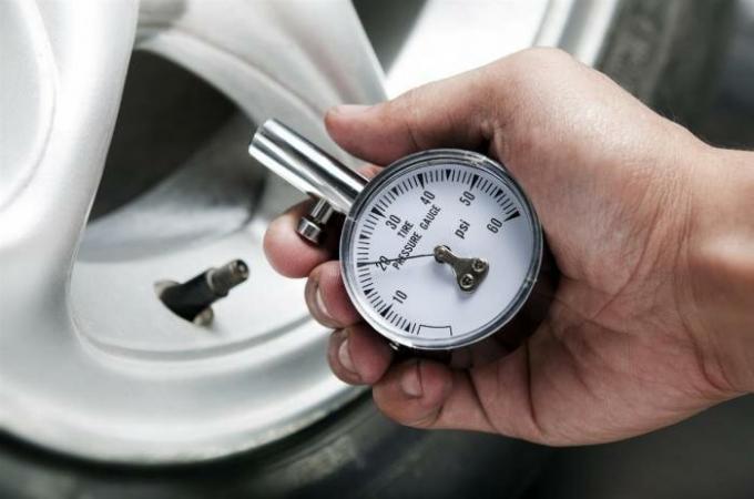 Ciśnienie w oponach może znacząco zwiększyć zużycie paliwa. | Zdjęcie: autoglim.ru