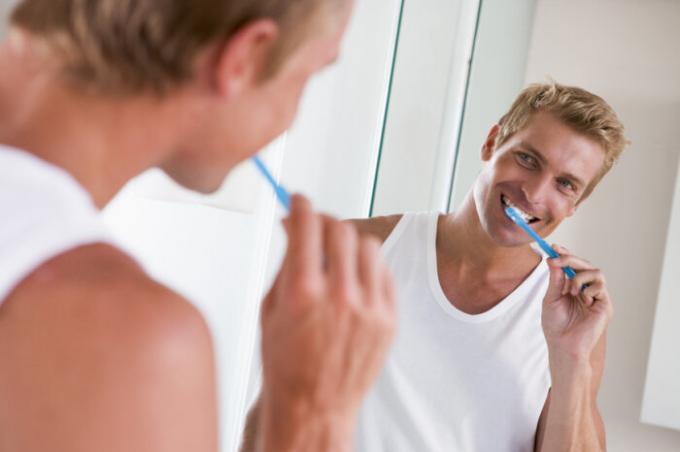 Biorąc prysznic, nie zapomnij, aby dokładnie czyścić zęby. / Zdjęcie: static5.depositphotos.com. 