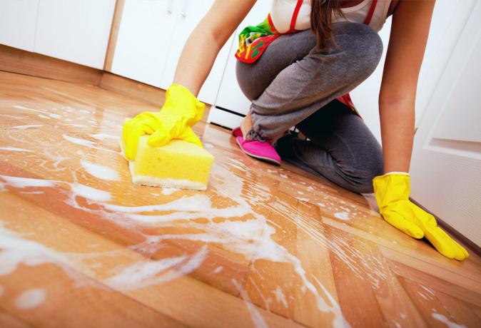 Mopem lub rękami: jakie czyszczenie zapewnia czystszą podłogę?